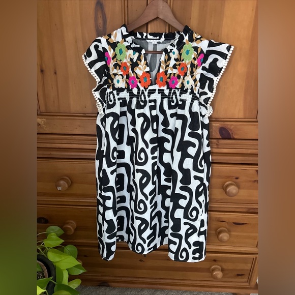 THML Dresses & Skirts - THML Black White Abstract FLORAL Embroidered FLUTTER SLEEVE Mini DRESS Sz S Boho